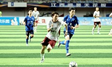 开云体育APP下载-国际足球比赛中球员的顽强拼搏