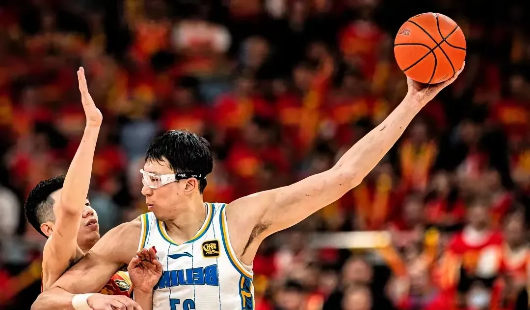 上海队翻盘新疆队，周琦刷新纪录的简单介绍