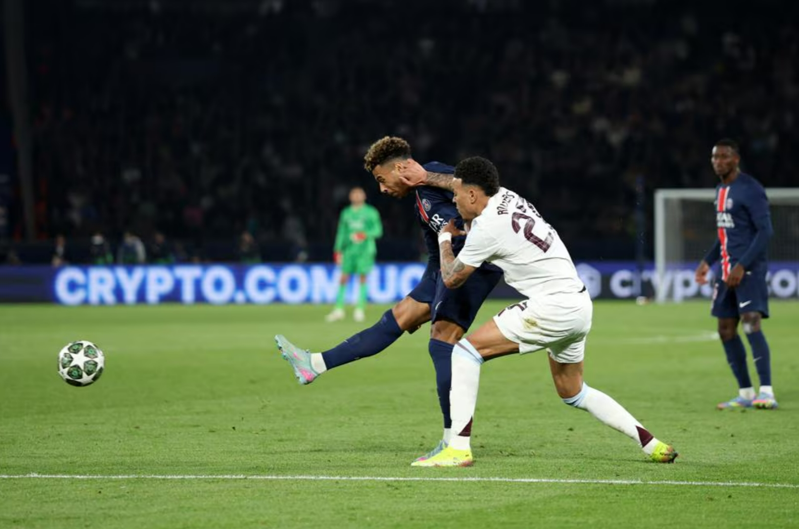 包含欧国联比赛希腊攻击手完成帽子戏法，帮助球队晋级的词条