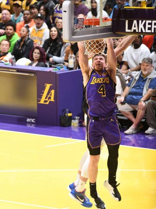 包含篮球明星全明星赛表现突出，球迷热议的词条