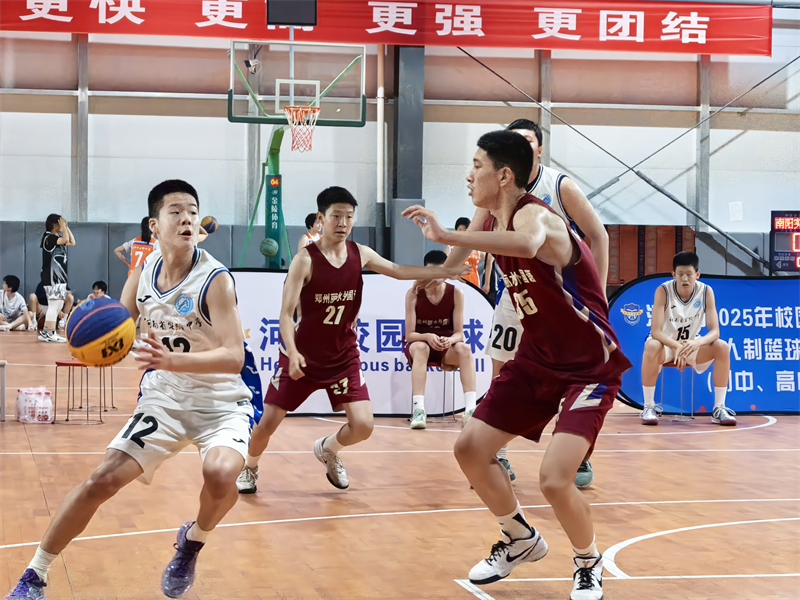 青青篮球俱乐部赛区揭幕，球员竞技热度逐渐上升