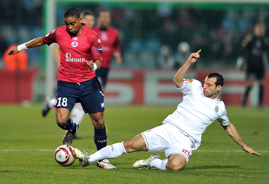 包含里尔队主教练被调查，球队气氛受影响的词条