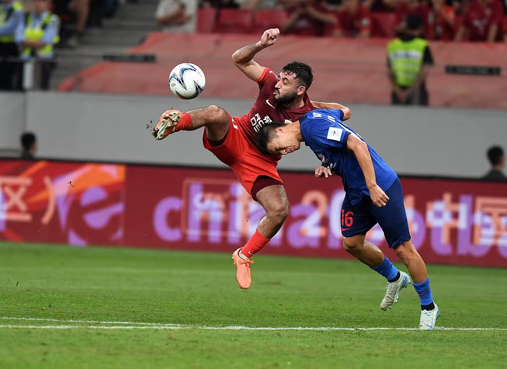 欧预赛赛场上球员交替上场，战术多变