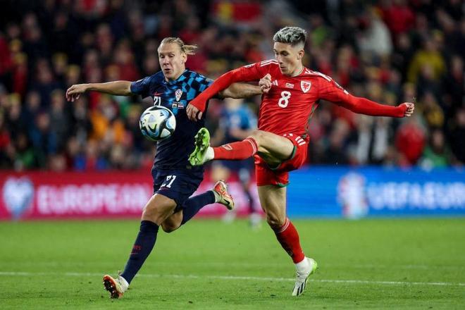 欧预赛赛场上球员交替上场，战术多变