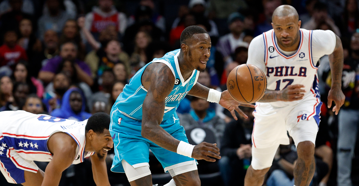 关于篮网横扫黄蜂，恩比德三分雨点燃全场的信息