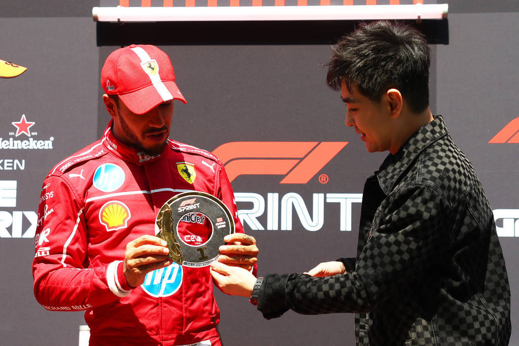 包含索伯车队横扫红牛车队，汉密尔顿高光表现的词条