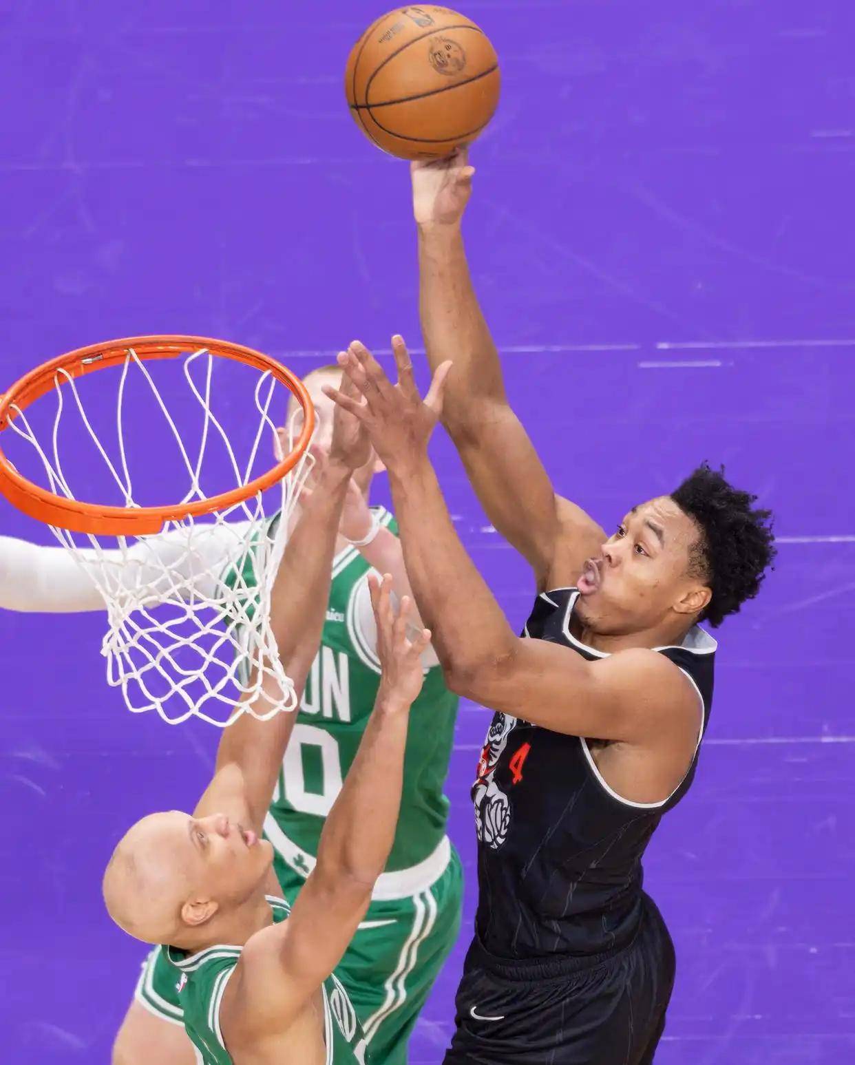 关于凯尔特人轻取爵士，戈贝尔关键制胜的信息