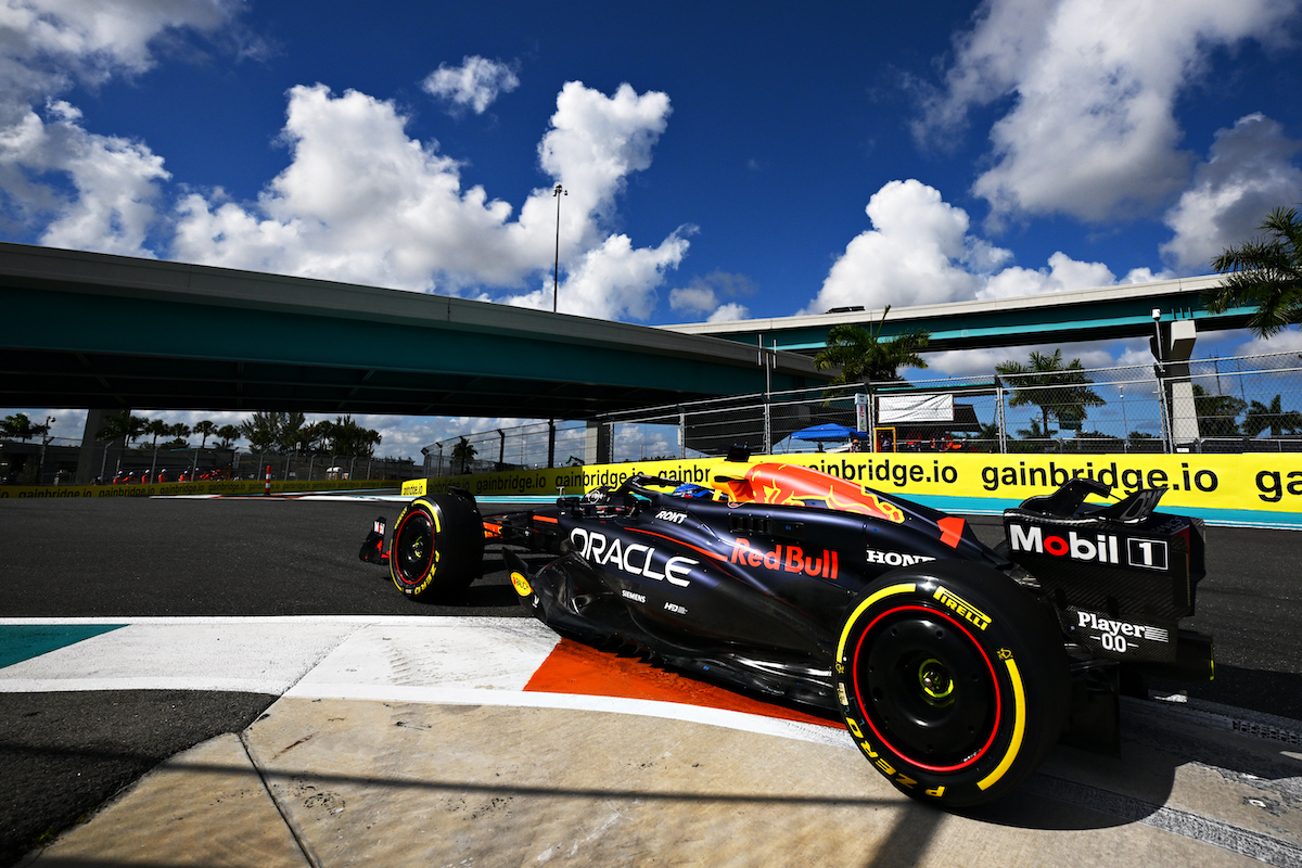 关于梅赛德斯险胜阿斯顿马丁，维斯塔潘点燃赛场的信息